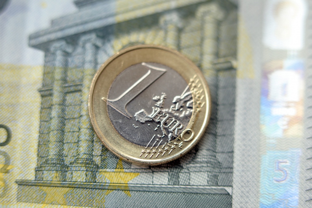 Курс евро вырос до 100 рублей впервые с 28 февраля