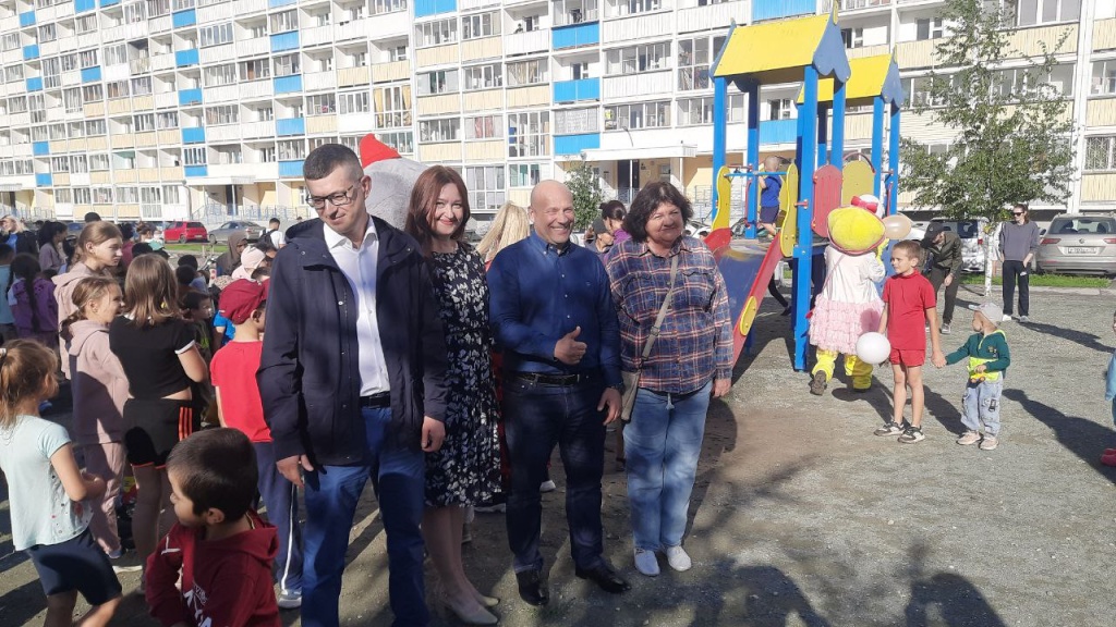 В Кировском районе Новосибирска открыли новую детскую площадку В Кировском районе Новосибирска открыли новую детскую площадку