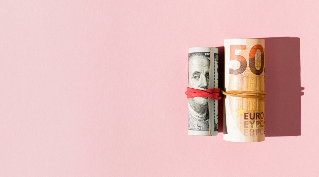 Доллар и евро подорожали на Мосбирже до 92 и 99 рублей