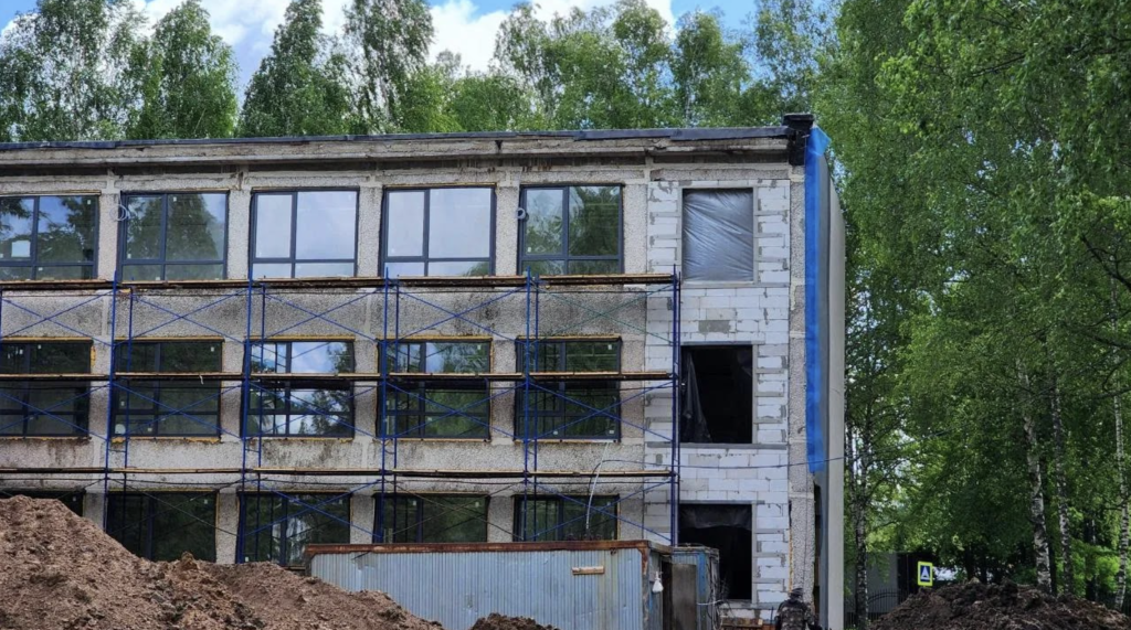 В спортзале новой школы Софрино монтируют витражи — комплекс откроется 1 сентября 2026 года В спортзале новой школы Софрино монтируют витражи — комплекс откроется 1 сентября 2026 года