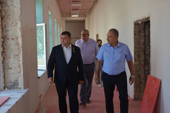 Спикер Воронежской гордумы Андрей Дьяченко проверил готовность школы №36 к 1 сентября Спикер Воронежской гордумы Андрей Дьяченко проверил готовность школы №36 к 1 сентября