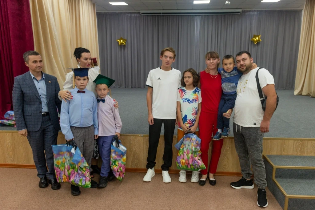 Детям из многодетных семей в Новосибирске подарили канцелярию ко Дню знаний