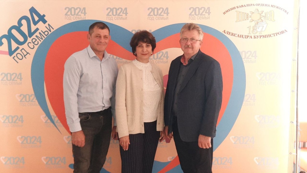 Детям из многодетных семей в Новосибирске подарили канцелярию ко Дню знаний