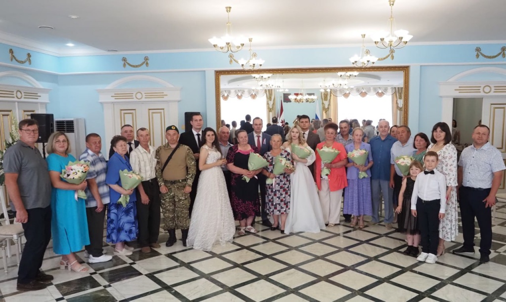 В День России Глава Мордовии наградил семейные пары медалями и подарками