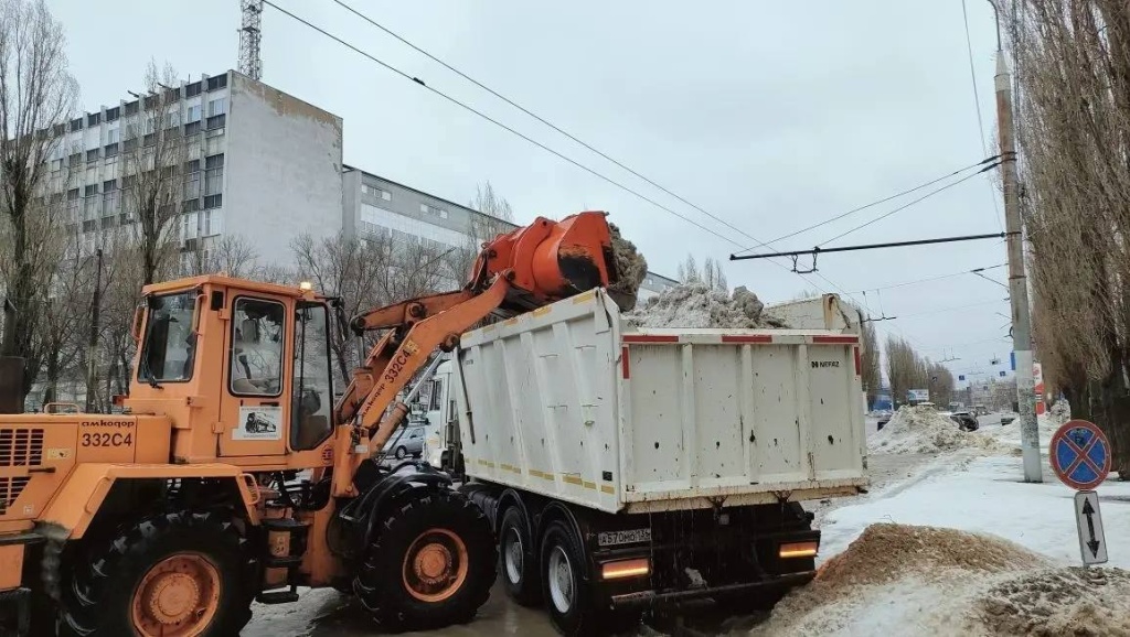 Коммунальные службы Воронежа продолжают бороться с последствиями непогоды
