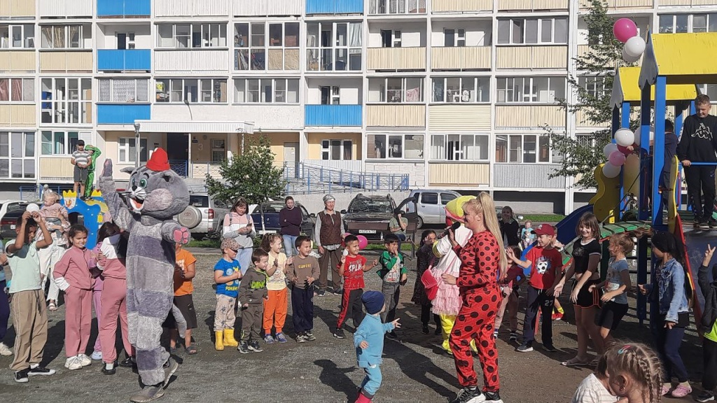 В Кировском районе Новосибирска открыли новую детскую площадку В Кировском районе Новосибирска открыли новую детскую площадку