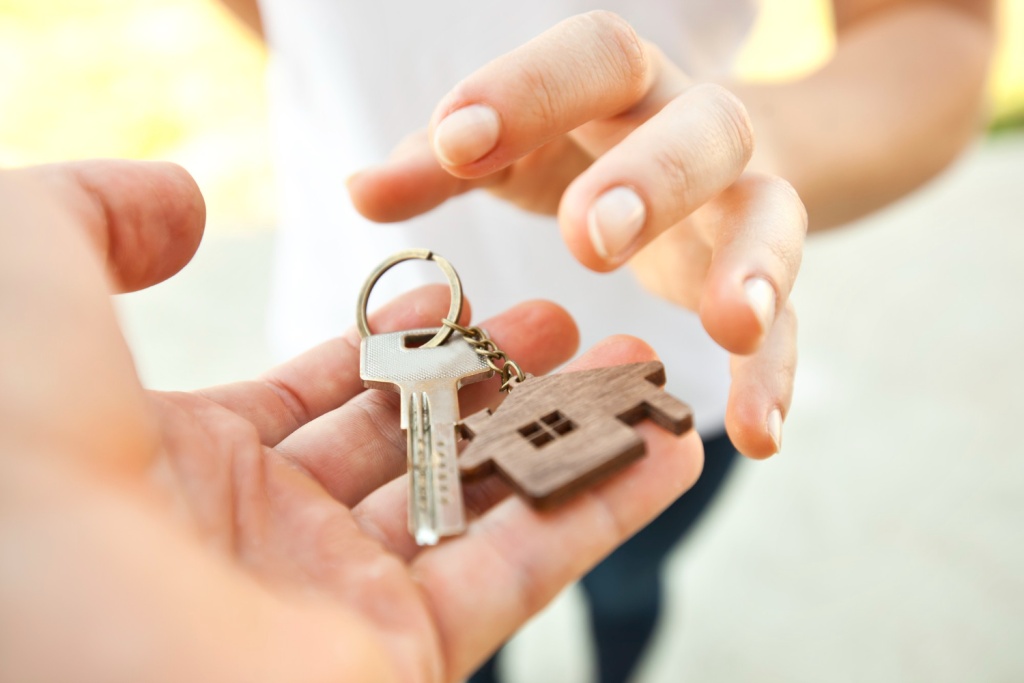 Россияне начали скупать недвижимость рядом с Петербургом и Москвой