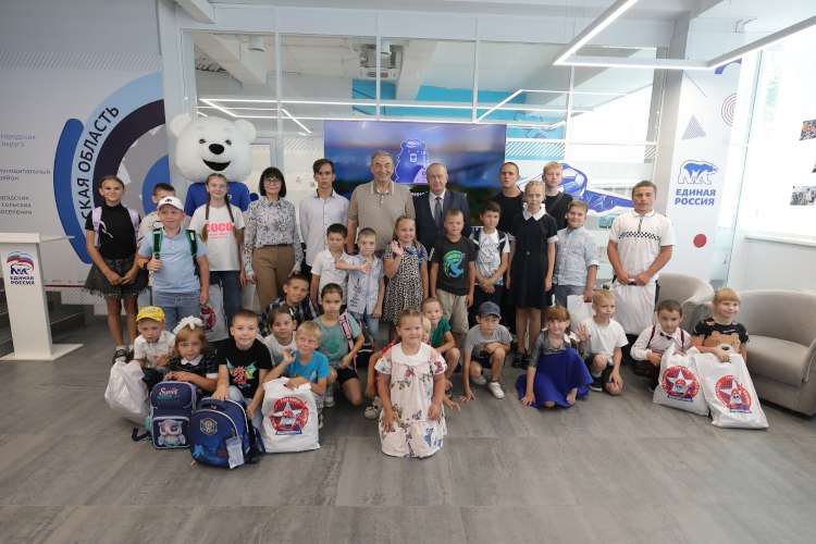 Спикер Заксобрания Ульяновской области Валерий Малышев и депутат Госдумы Владислав Третьяк вручили будущим первоклассникам подарки