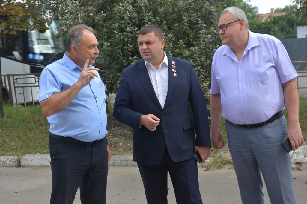 Спикер Воронежской гордумы Андрей Дьяченко проверил готовность школы №36 к 1 сентября Спикер Воронежской гордумы Андрей Дьяченко проверил готовность школы №36 к 1 сентября