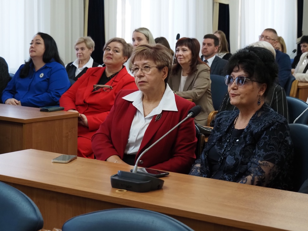 Депутаты Воронежской городской Думы вручили почётные грамоты педагогам в преддверие их профессионального праздника