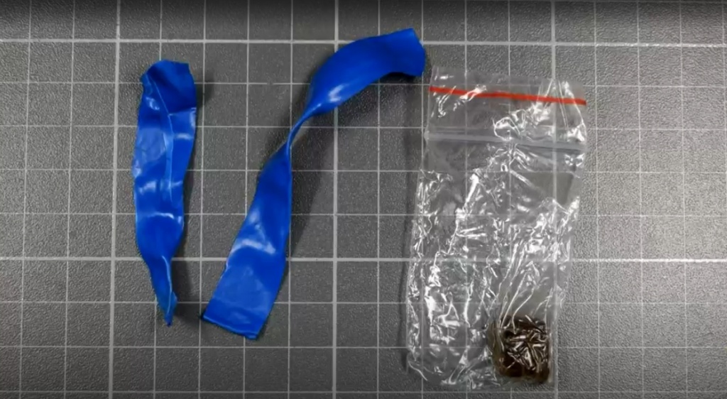 В Красноярске транспортные полицейские задержали 22-летнего парня, который делал закладки около ж/д путей